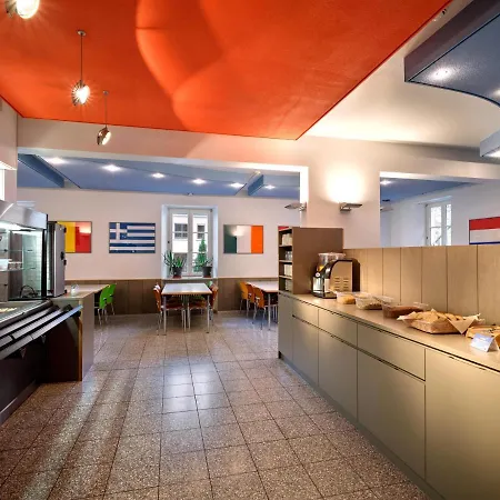 شباب يوث لاروشيت بيت شباب لاروكيتِّ